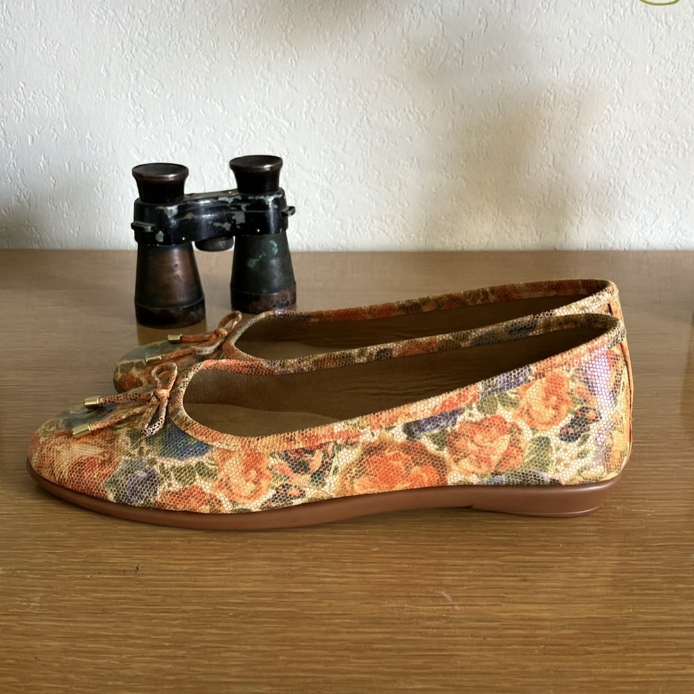 Michelle D Floral Flats with Bow Accent - Picture 5 of 5